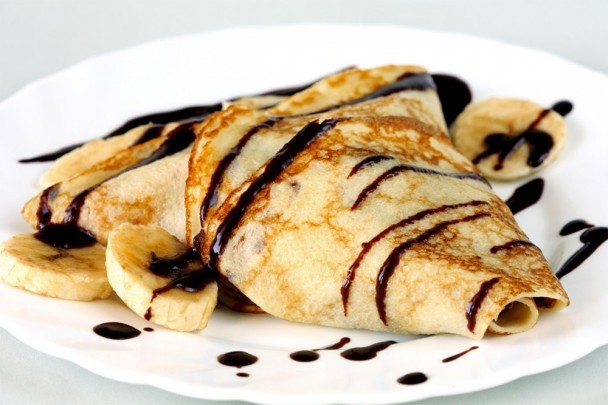 Réaliser facilement des crêpes chocolat-bananes à la machine à crêpes